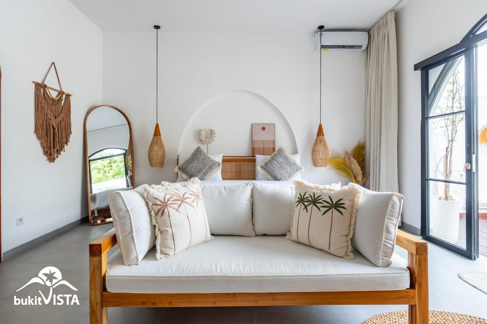 Bed, Photo of the whole room, Seating area, Bedroom