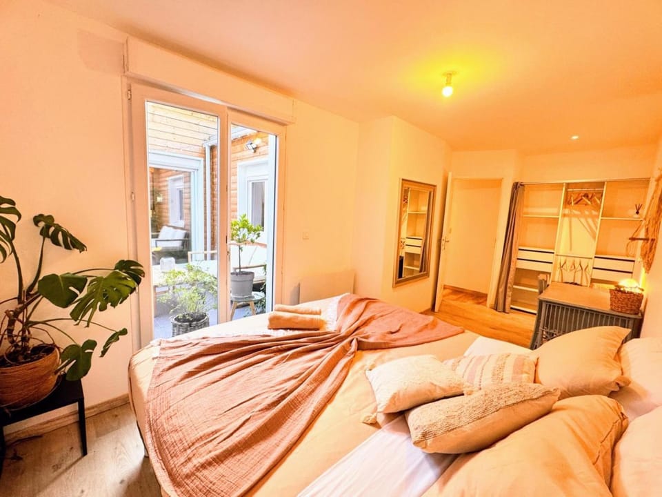 Photo of the whole room, Bedroom