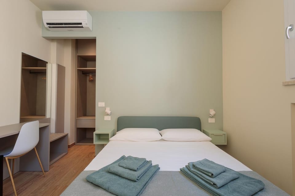Bed, Photo of the whole room, Seating area, Bedroom, towels, air conditioner