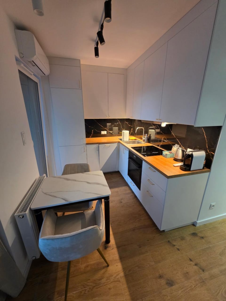 Kitchen or kitchenette, Dining area, oven, stove