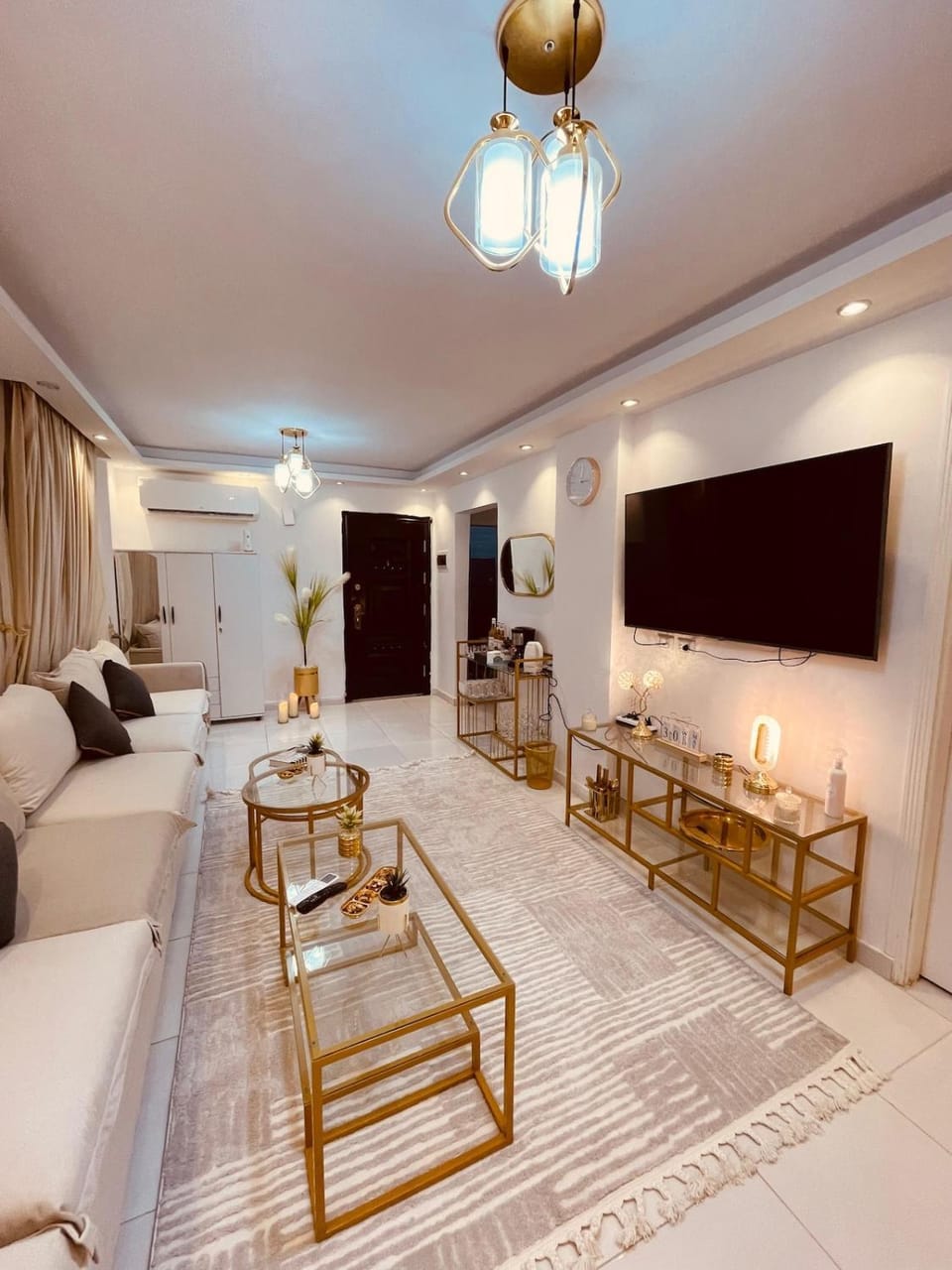Communal lounge/ TV room, TV and multimedia, Living room, Seating area, Evening entertainment