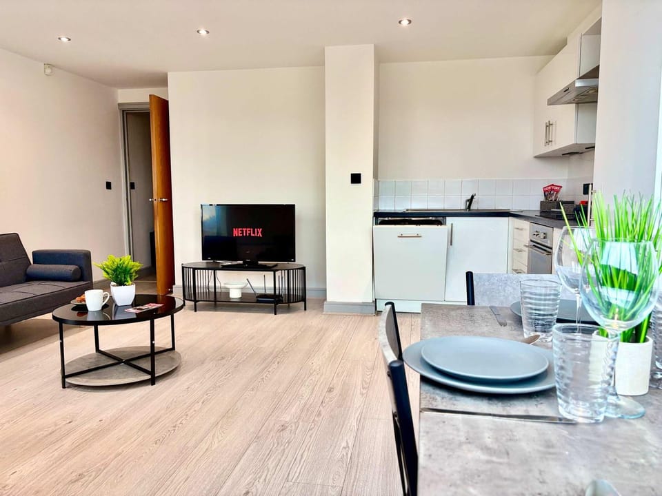 TV and multimedia, Kitchen or kitchenette, Living room, Seating area, Dining area, stove