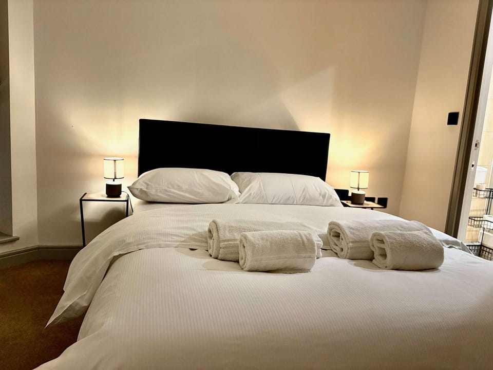 Bed, Photo of the whole room, Bedroom, towels