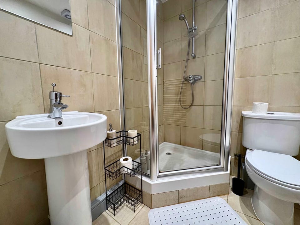 Shower, Toilet, Bathroom, towels