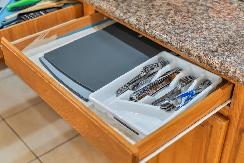 Nice House 4 bedrooms 2 baths, free Wi-Fi, Parking, Washer House in Evergreen