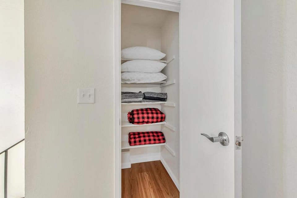 Nice House 4 bedrooms 2 baths, free Wi-Fi, Parking, Washer House in Evergreen