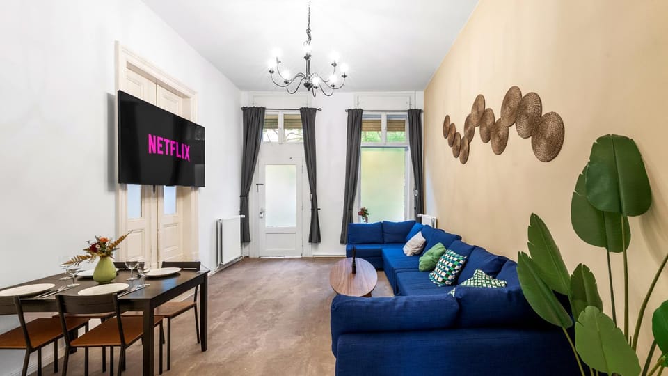 Communal lounge/ TV room, TV and multimedia, Living room, Seating area, Dining area, Evening entertainment
