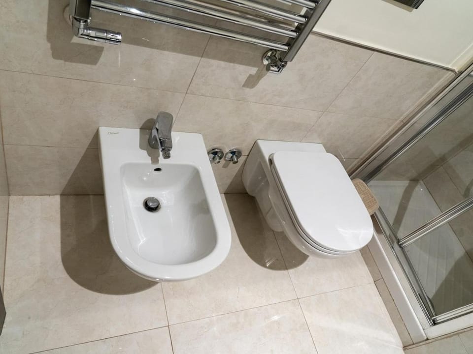 Toilet, bidet