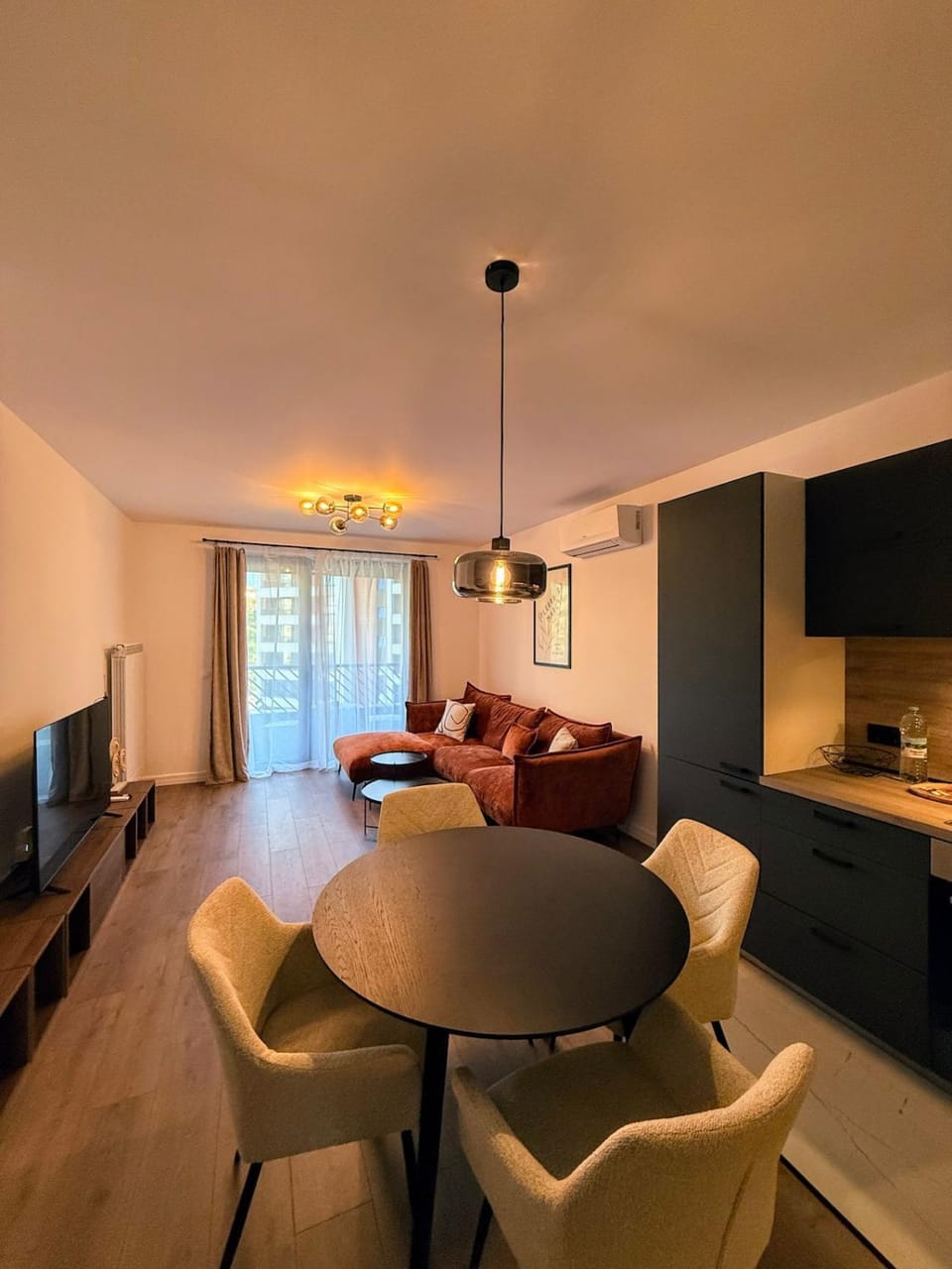 TV and multimedia, Living room, Seating area, Dining area