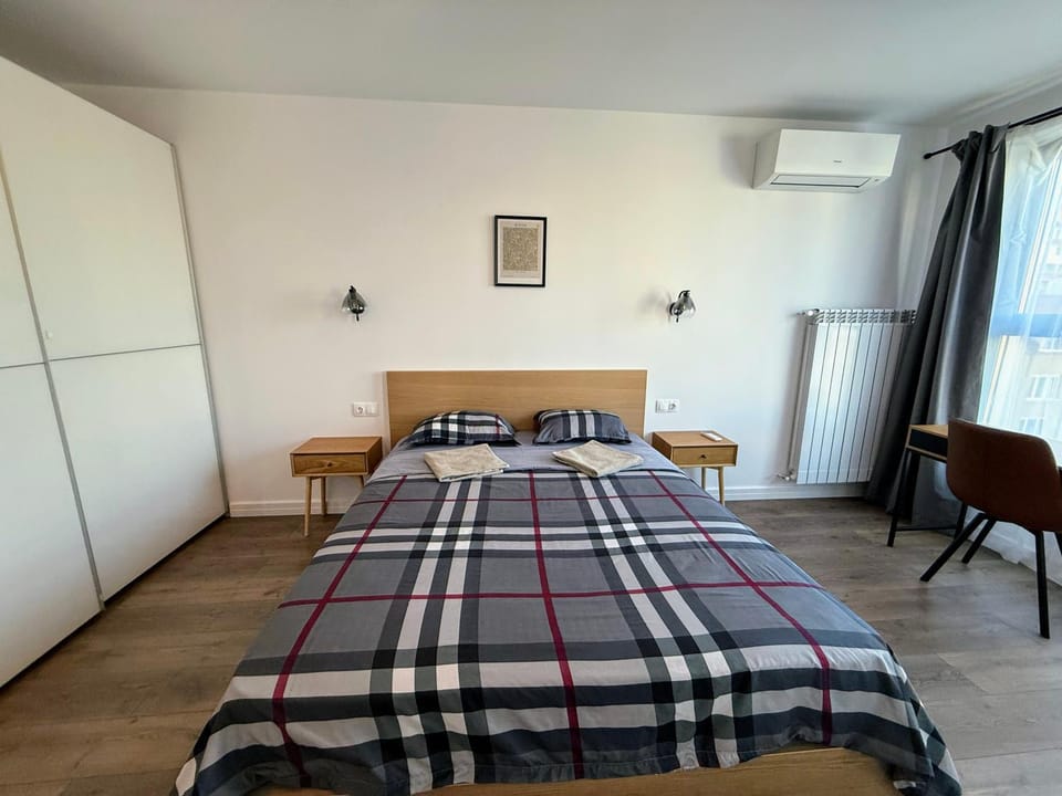 Bedroom, wardrobe, air conditioner