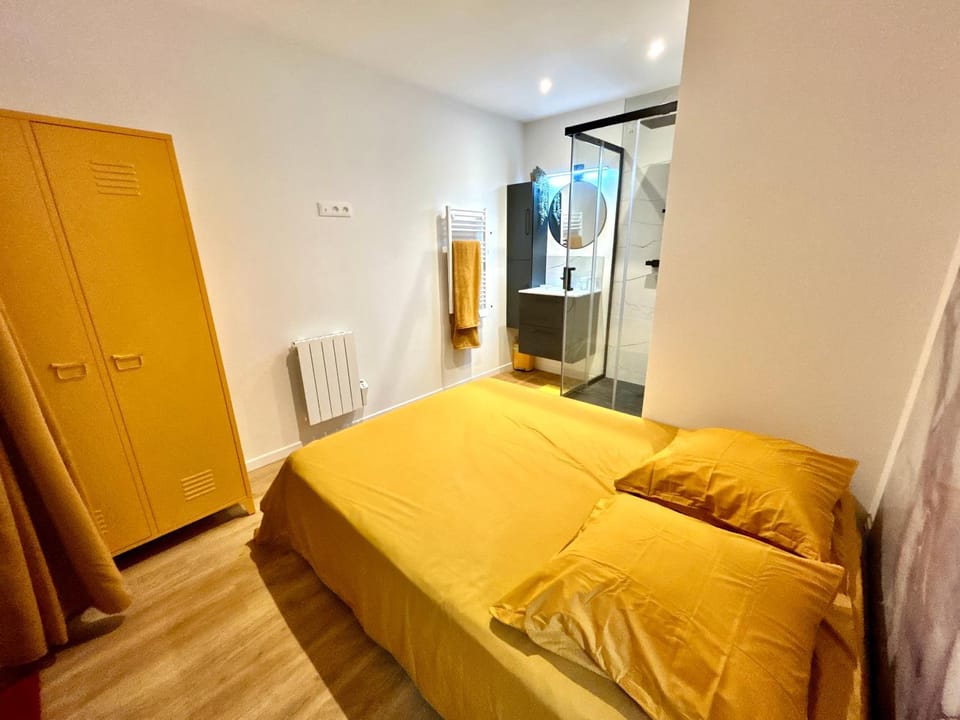 Photo of the whole room, Bedroom