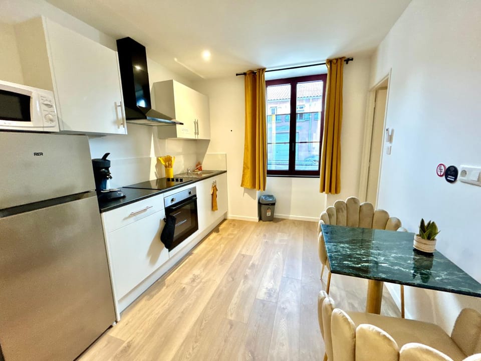 Kitchen or kitchenette, oven, stove