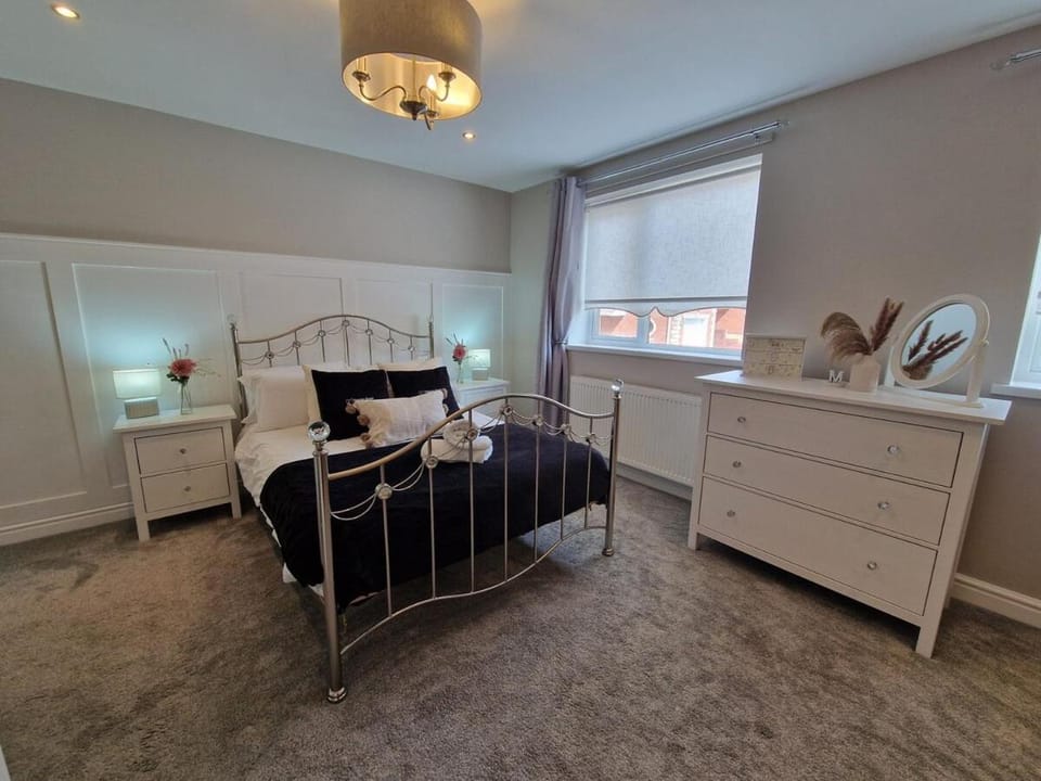Family Retreat, 6 bedrooms, sleeps 12 Near National Park And Bike Park Wales House in Wales