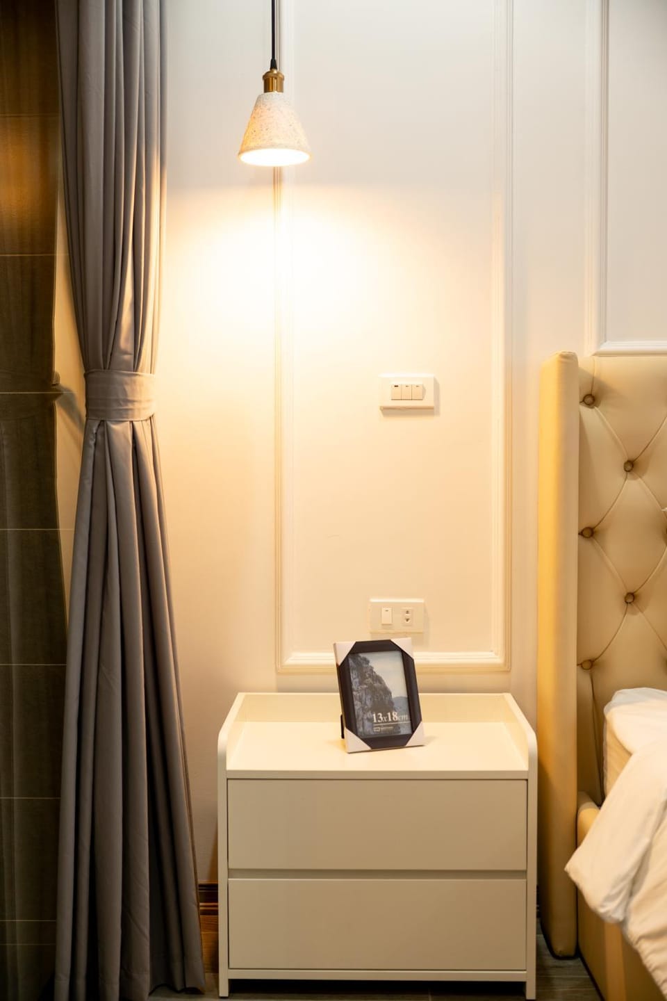 Photo of the whole room, Bedroom, furniture