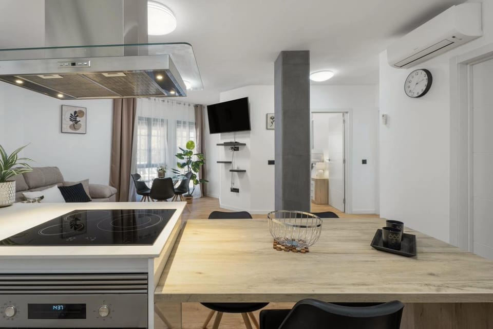 TV and multimedia, Kitchen or kitchenette, oven, stove, air conditioner
