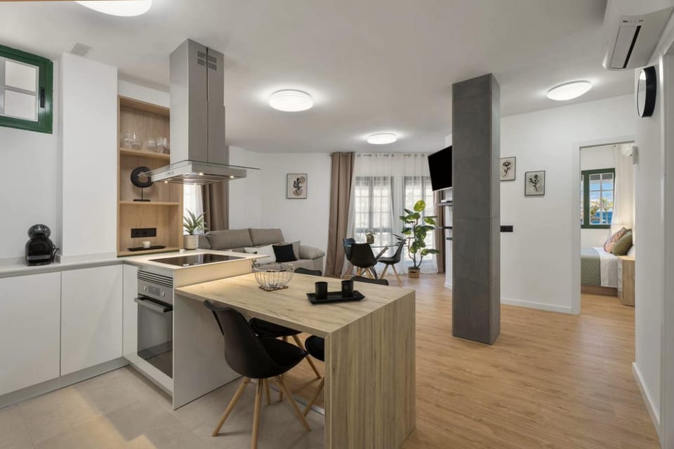 TV and multimedia, Kitchen or kitchenette, Dining area, oven, stove