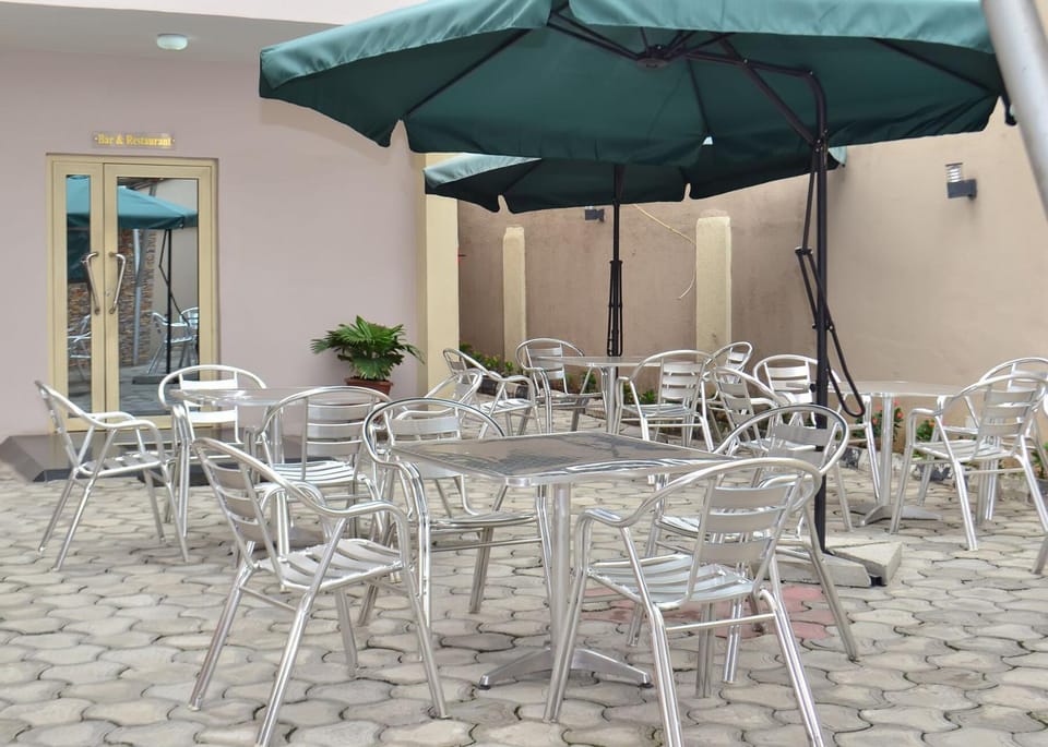 Restaurant/places to eat, Lounge or bar