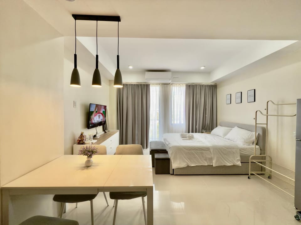 Suite Escape Mactan , condo with balcony near Mactan Newtown and Mactan Airport Apartment in Lapu-Lapu City