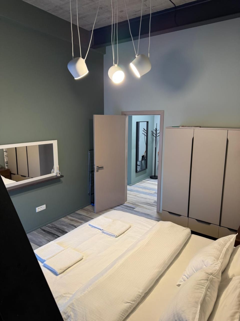 Bed, Bedroom, towels