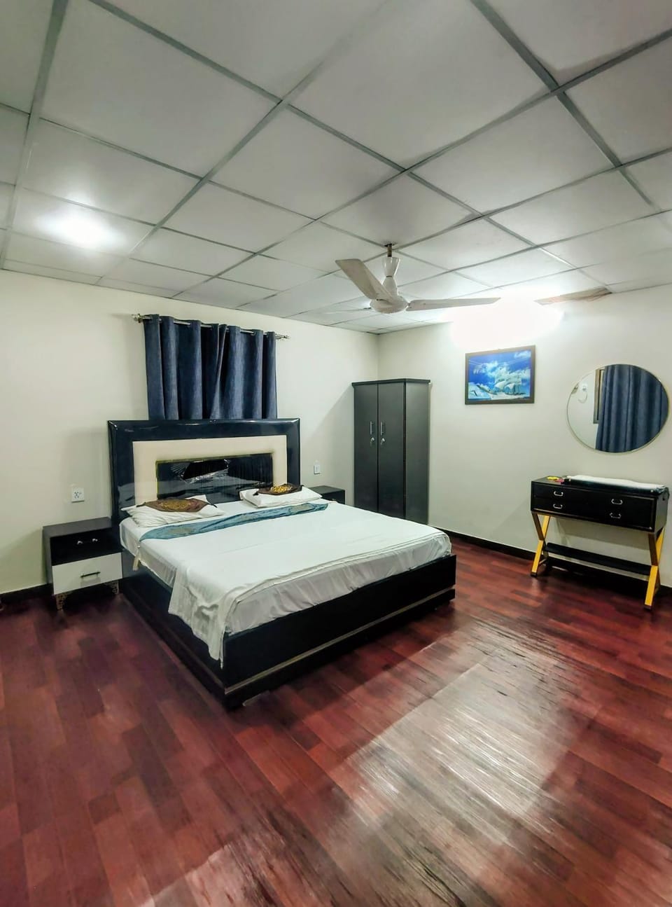 Bed, TV and multimedia, Photo of the whole room, Bedroom