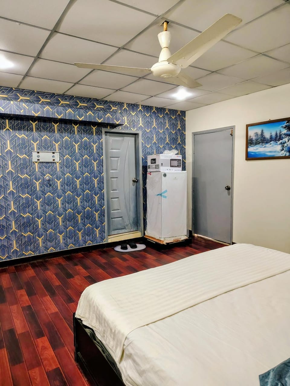 Bed, Photo of the whole room, Bedroom, oven, wardrobe
