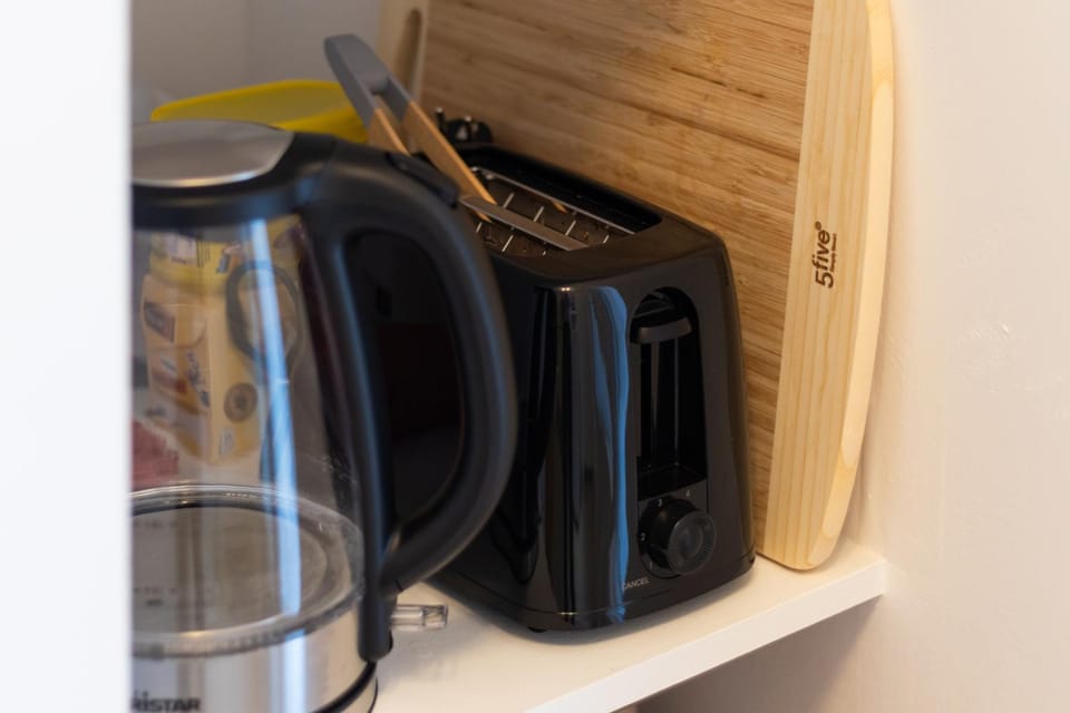 Coffee/tea facilities, toaster