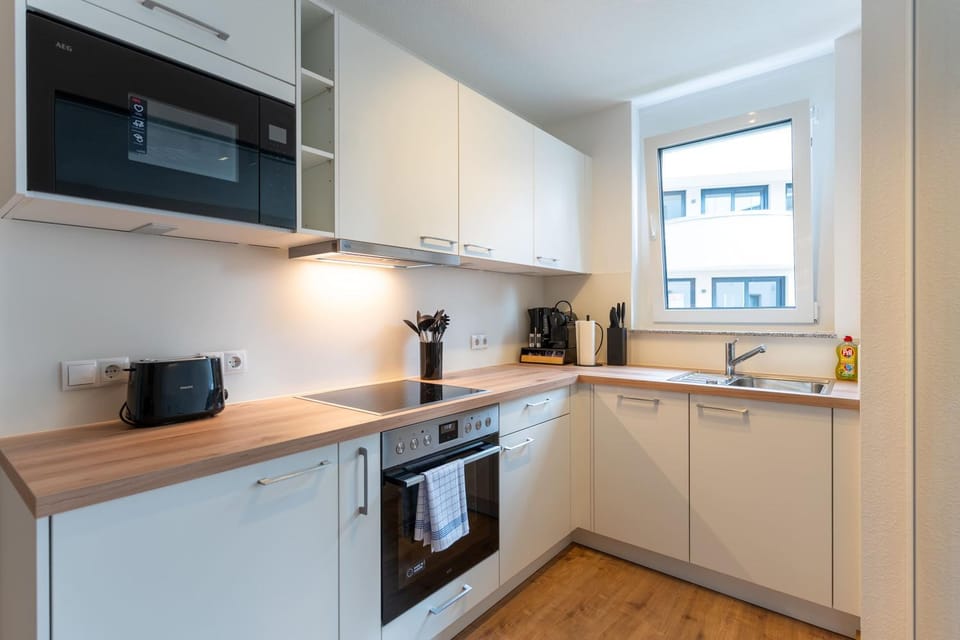 Coffee/tea facilities, Kitchen or kitchenette, dishwasher, oven, stove, toaster