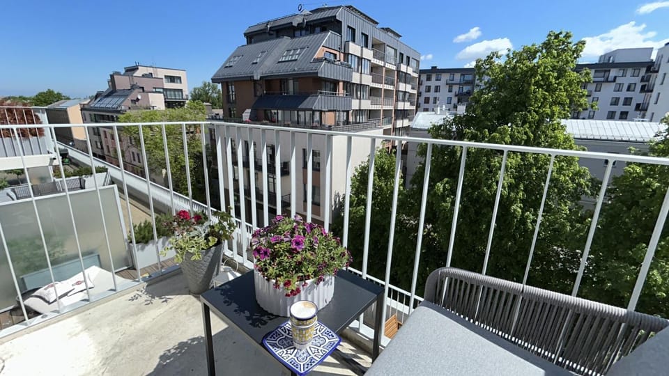 View (from property/room), Balcony/Terrace, City view