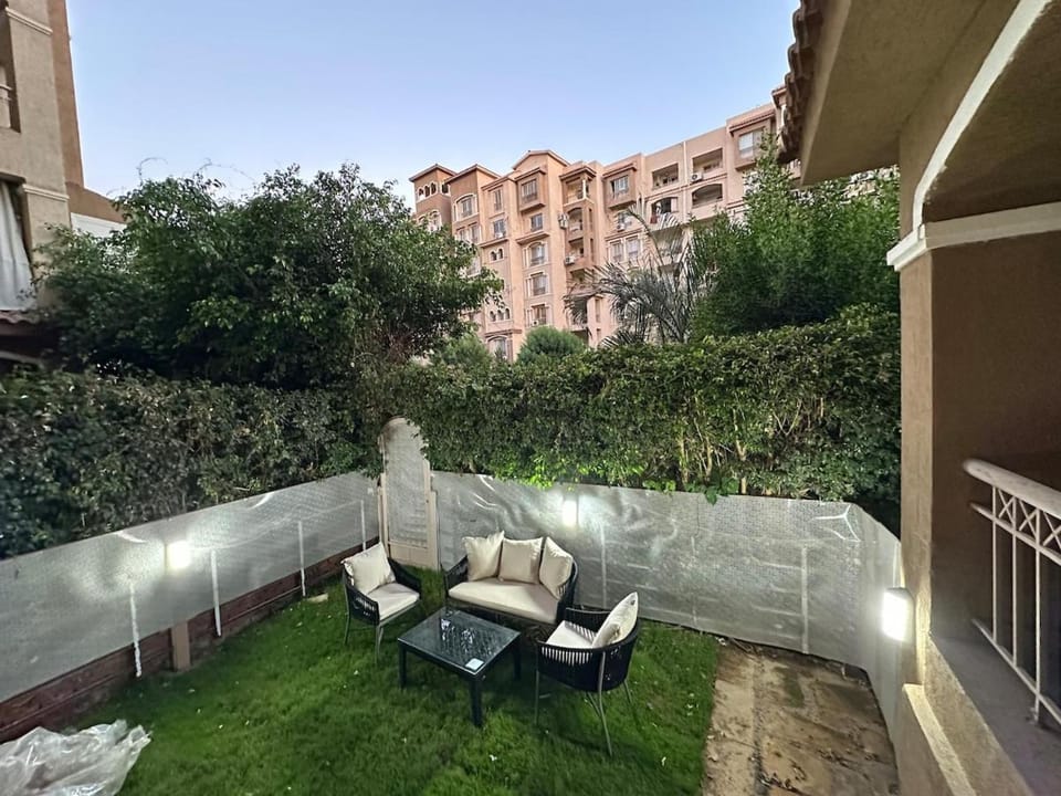 Cozy 2-Bedroom Apartment with Garden & AC, Madinaty Apartment in Cairo Governorate