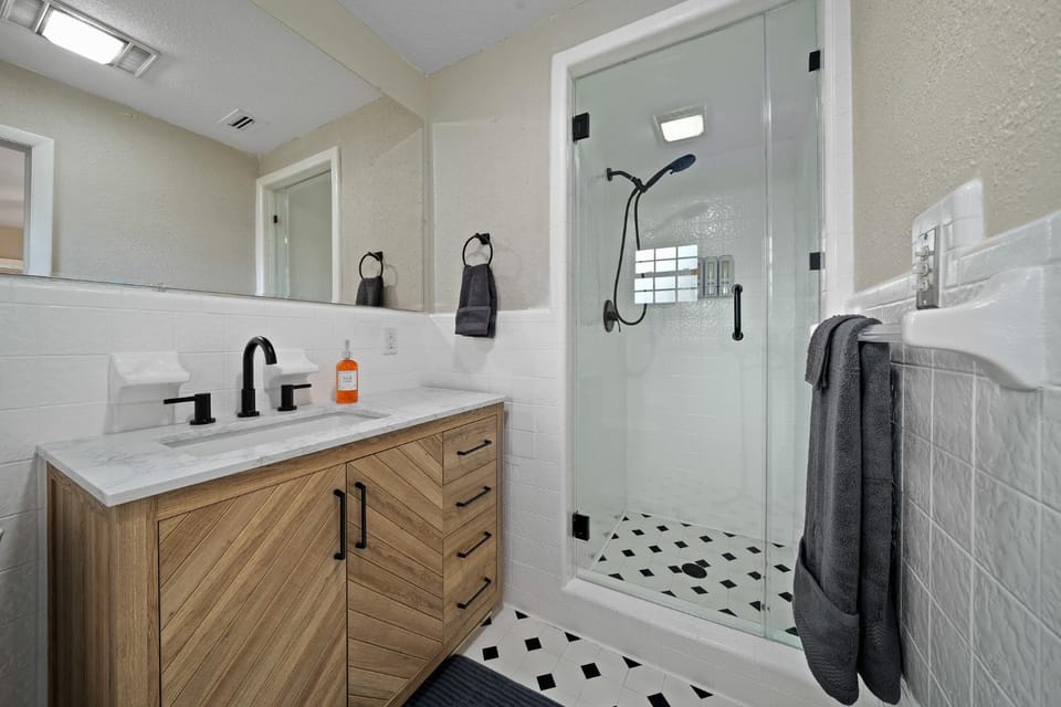 Shower, Toilet, Bathroom, towels