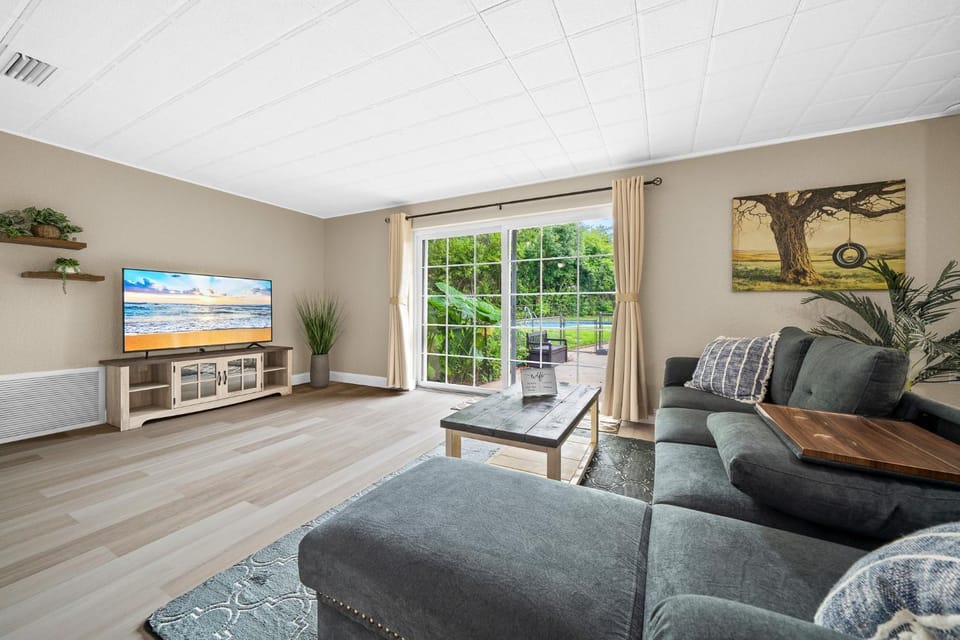 Communal lounge/ TV room, TV and multimedia, Living room, Seating area, Pool view, Entertainment