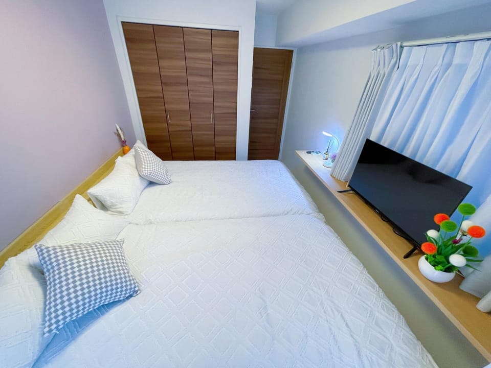 Bed, TV and multimedia, Bedroom