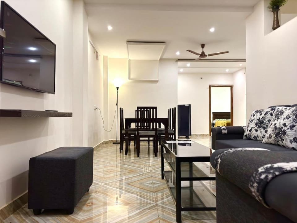 TV and multimedia, Living room, Evening entertainment