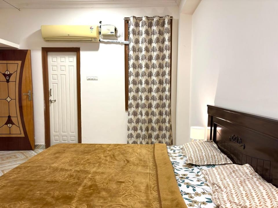 Bed, Photo of the whole room, Bedroom, wardrobe, air conditioner