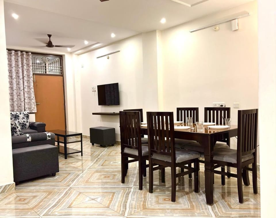 Living room, Seating area, Dining area, Evening entertainment