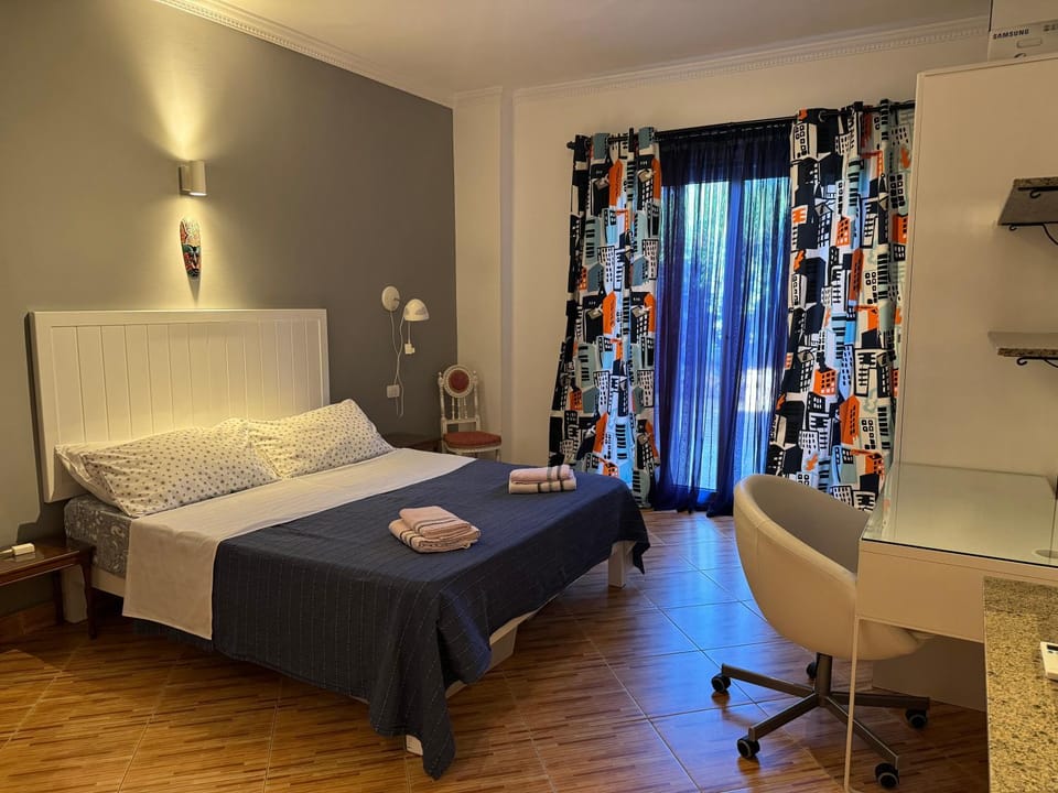 Bed, Photo of the whole room, Bedroom, internet, towels, air conditioner