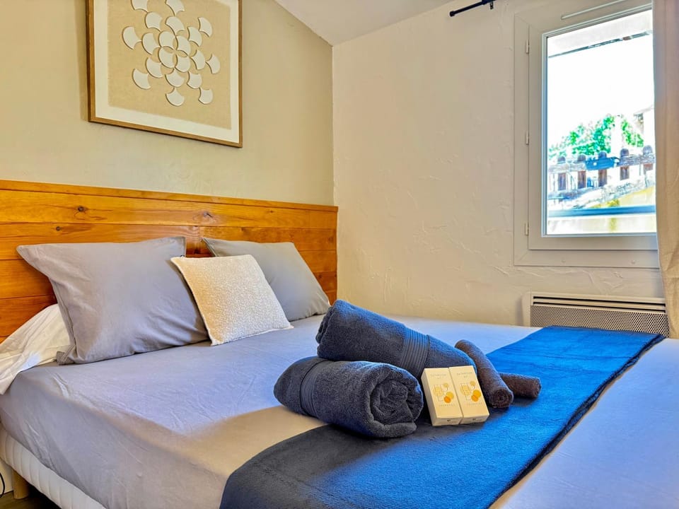 Bed, Photo of the whole room, Bedroom, towels