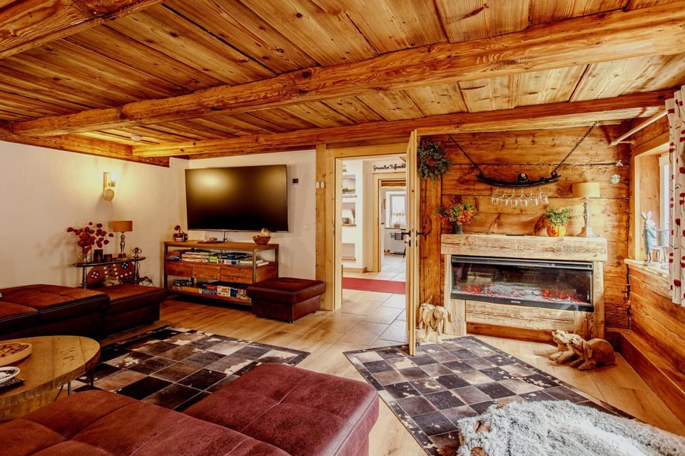 Communal lounge/ TV room, TV and multimedia, Living room, Seating area