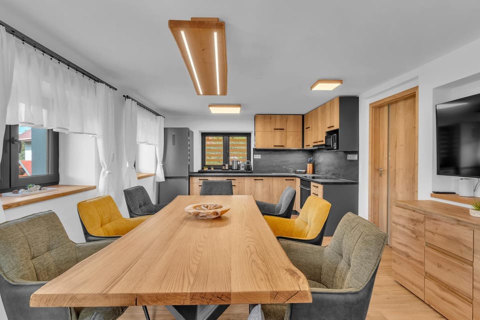 TV and multimedia, Kitchen or kitchenette, Living room, Seating area, Dining area, internet, internet