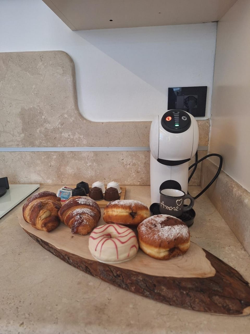 Coffee/tea facilities, Food and drinks