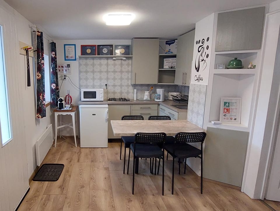 Kitchen or kitchenette, Dining area