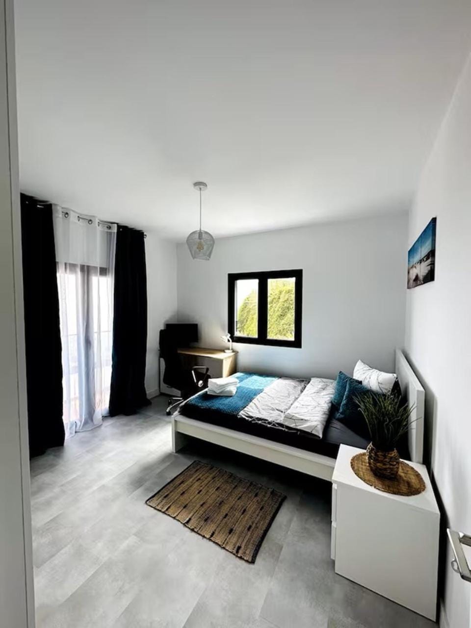 Bed, Photo of the whole room, Seating area