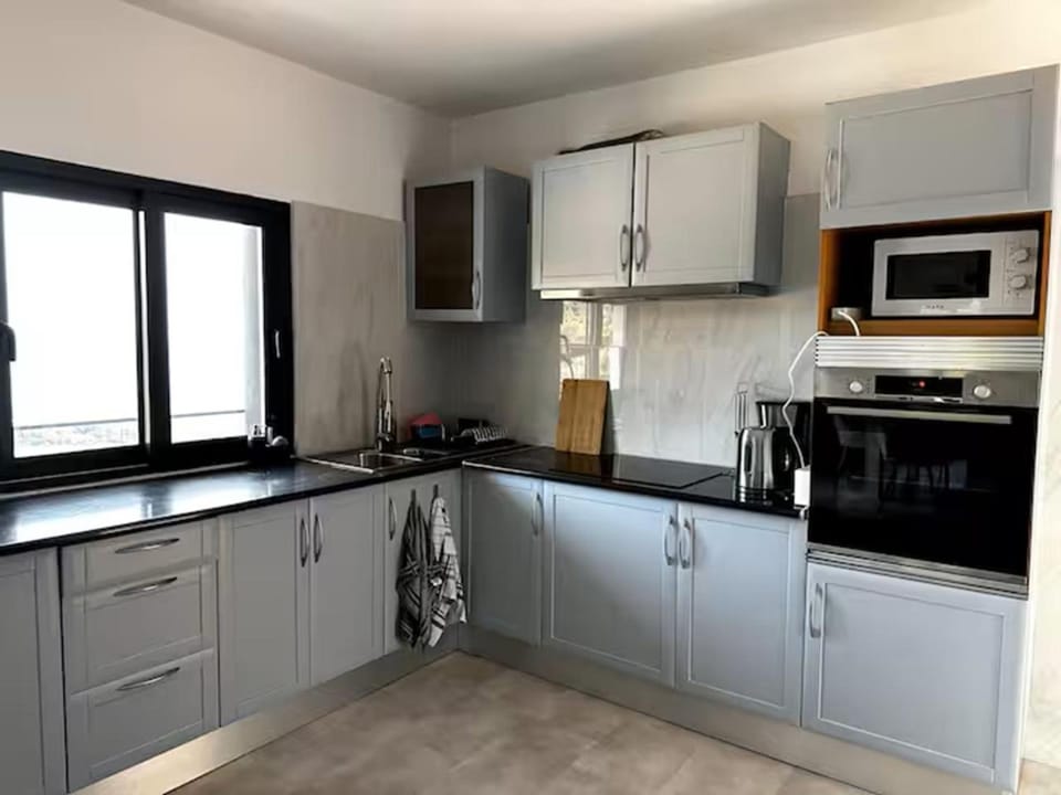 Coffee/tea facilities, Kitchen or kitchenette, Kitchen or kitchenette, oven, stove, kitchen