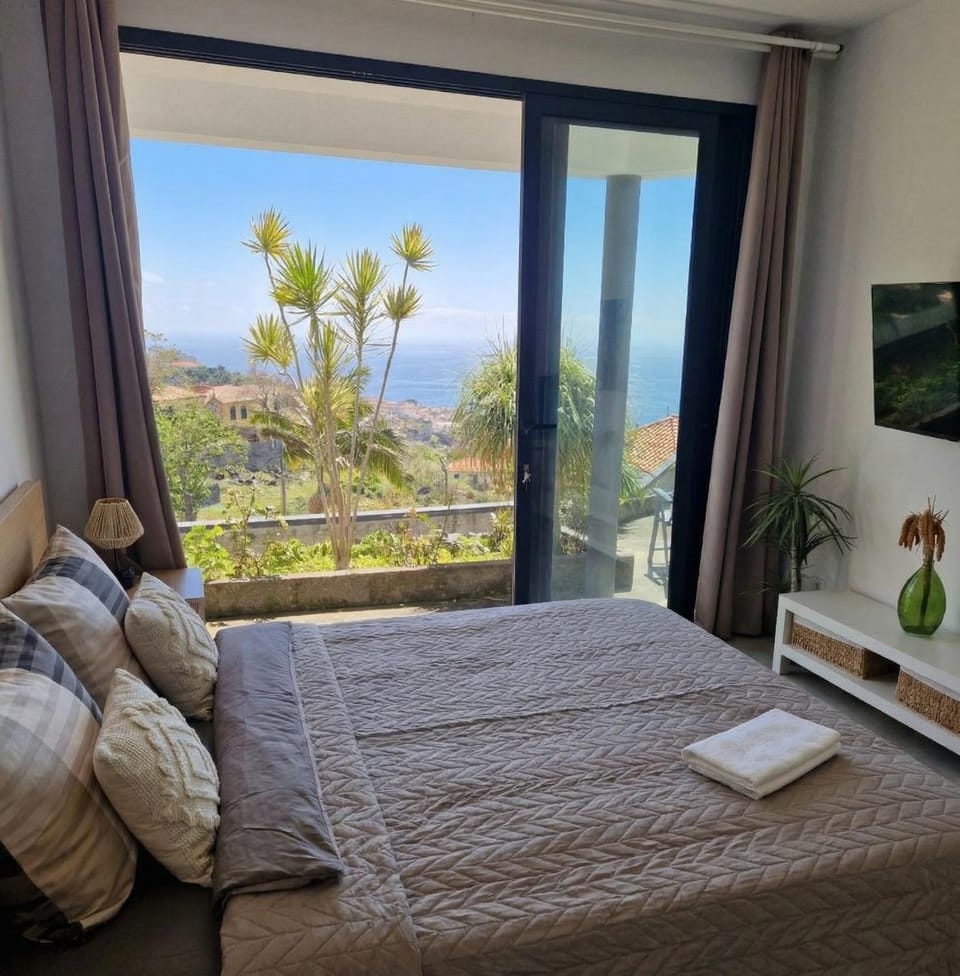 Bed, View (from property/room), City view, Landmark view, Sea view