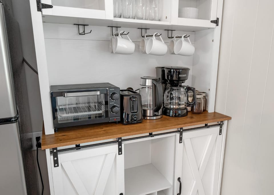 Coffee/tea facilities, oven, toaster