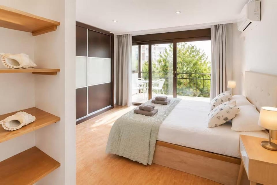 Bed, Photo of the whole room, Bedroom, Garden view, heating, storage, towels, wardrobe, air conditioner