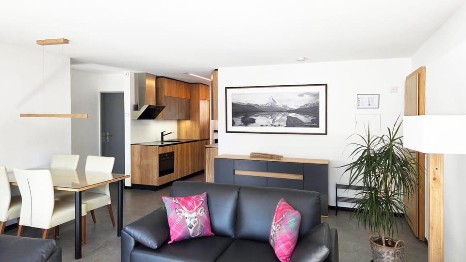 Kitchen or kitchenette, Seating area, Dining area