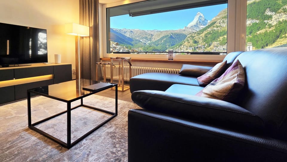 Natural landscape, TV and multimedia, Living room, Mountain view