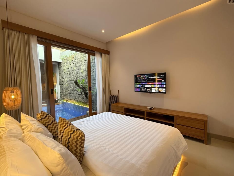 Bed, Swimming pool