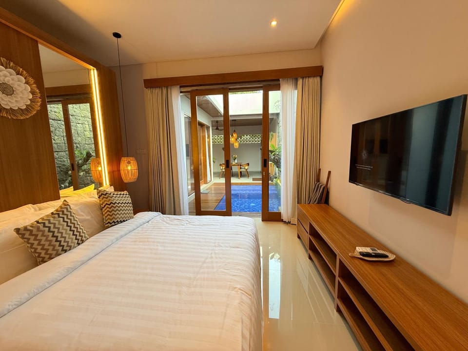 Property building, Bed, TV and multimedia, Swimming pool